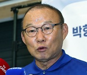 질문에 답하는 박항서 감독