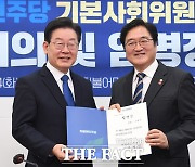 민주당 "이재명 취임 1년 맞춰 '기본사회 2050' 비전 완성"