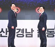 '김조연대' 카드에 '부산의 아들'로 맞불...대리전도 치열