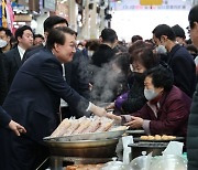 尹, 청주 전통시장서 "지역시장 활성화에 정부가 지원"(종합)