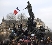[더 한장] 연금개혁 반대... 거리로 나온 100만 프랑스 시민들
