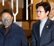 이수만, SM 분쟁 후 첫 공식석상…경영권 질문엔 침묵