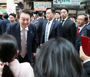 尹대통령 "지역시장 적극 지원할 것"…열달만에 청주육거리시장 재방문