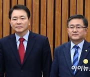 [포토]3+3 정책협의체 참석한 성일종-김성환