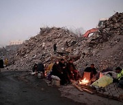 [사진] 잔해 곁 이재민 … 지진 피해 없는 도시도 있다