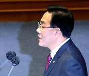 [포토버스] "한국 정치는 4류"... 교섭단체 연설에서 국회의원 윤리강령 읽어내려간 주호영