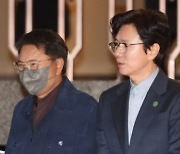 이수만, SM 경영권 논란 후 첫 공식석상…김민종과 동행