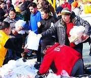 [포토] 구호품 나눠주는 한국기독교봉사단