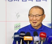 박항서 금의환향 "베트남에 감사…감독은 2~3년 더"