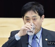 [머니S포토] 2023 금발심 발족, 목 축이는 김주현 금융위원장
