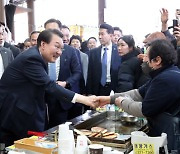 尹대통령, 청주 육거리시장 방문…“지역시장 활성화에 아낌없는 지원”
