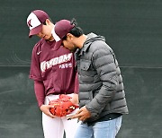 [MD포토] 장재영에게 특별 과외 박찬호 '디딤발의 변화를 잘 봐'