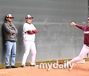 [MD포토] 박찬호, 홍원기 감독 '장재영 투구 진지하게 바라보며'