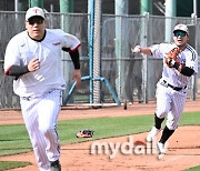 [MD포토] 김민성 '(김)현수 잡는다!'