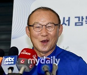 [MD포토] 박항서 감독 '엄청난 환영 인파에 깜놀'