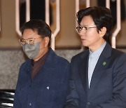 "김민종과 함께" 이수만, SM 경영권 분쟁후 첫 공식석상…논란엔 '묵묵부답'