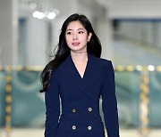 출국하는 트와이스 다현, '물 오른 미모' [사진]