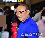 [ST포토] 박항서 감독 '팬들과 취재진 속에서'