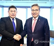 어용에르덴 몽골 총리와 인사하는 박진 외교부 장관