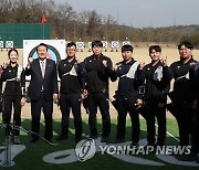 양궁 국가대표 선수들과 기념촬영하는 윤석열 대통령