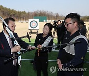 도쿄올림픽 출전 선수들 사인 담긴 활 선물 받는 윤석열 대통령