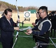 도쿄올림픽 출전 선수들 사인 담긴 활 선물 받는 윤석열 대통령