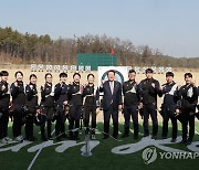 양궁 국가대표 선수들과 기념 촬영하는 윤석열 대통령