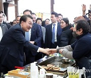 청주 육거리종합시장 방문한 윤석열 대통령