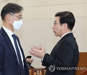 유동수 의원과 대화하는 최상대 기재부 제2차관