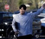 류현진, MLB 토론토 스프링캠프 첫날 출석…보 비셋과 포옹인사