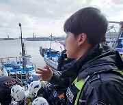 고성 공현진항에서 관광객·주민이 바다에 빠진 어민 구조