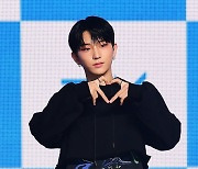 [TEN 포토] TNX 오성준 '시크한 하트'