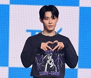 [TEN 포토] TNX 우경준 '심쿵 하트'