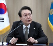 尹 "철도·도로 등 상반기까지 동결…전기·가스요금 인상 조절"(상보)