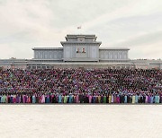 北 김정은, '원군' 공로자들과 기념사진…"강력한 국방 없이 강국 없다"