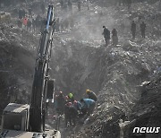 [포토] 튀르키예서 구조 작업 진행 중인 구조대원들
