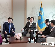 몽골 총리 접견하는 윤석열 대통령