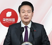 '尹 명예 당 대표' 논란...친윤 일축에도 해석 분분