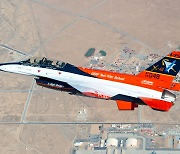AI가 조종하는 F-16 전투기 17시간 이상 비행 첫 성공