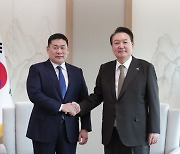 몽골 총리, 尹대통령에 '부산엑스포 지지' 친서 전달