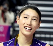 [MD포토] 김연경 '폭죽 목에 걸고 승리의 미소'