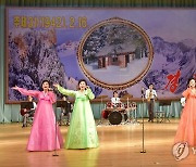 북한,김정일 생일 81주년 경축 직총중앙노동자예술선전대공연