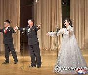 북한,김정일 생일 81주년 경축 직총중앙노동자예술선전대공연