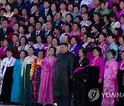 북한 김정은, 원군미풍열성자들과 기념촬영