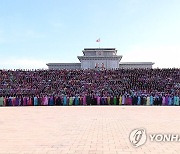 북한 김정은, 원군미풍열성자들과 기념촬영