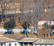김정일 생일 하루 앞둔 북한, 소학교에 모인 주민들