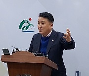 김영환 충북지사, 청남대 개발 '투트랙' 접근