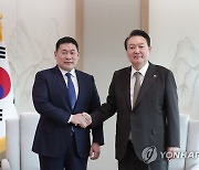 몽골 총리 접견하는 윤석열 대통령