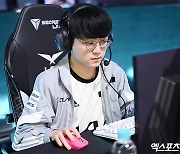 '쇼블랑의 기막힌 포킹!' DK, 폭발적인 한타력으로 '1세트 선취' [LCK]