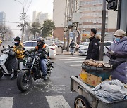 중국, 농촌 노동자 실업에 골머리… “기계 대신 사람 써라”